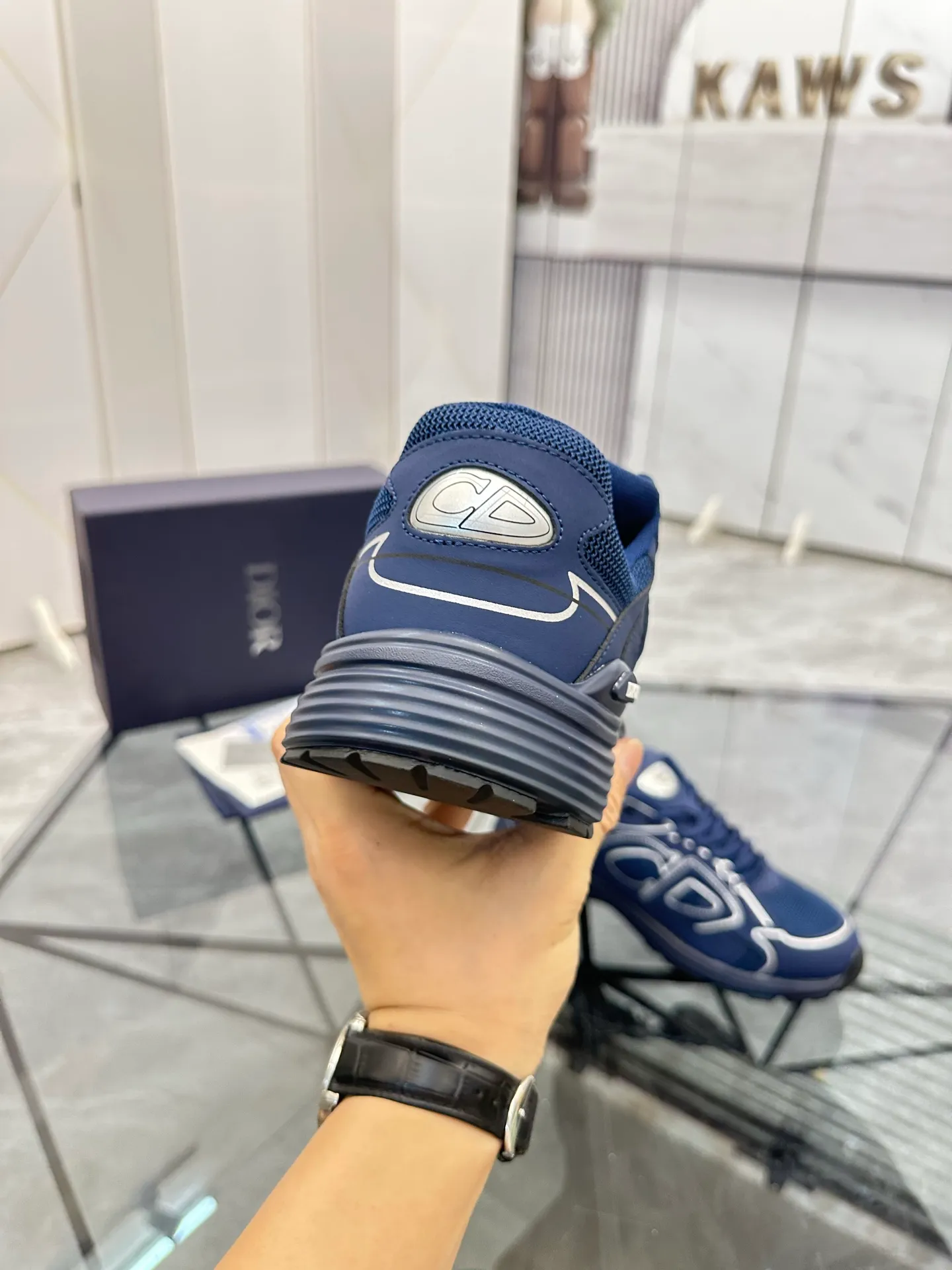Men's shoes: 💰P400¥ Available in Guangzhou Product trademark: Dior* "Dior*" low-top casual shoes Regular size: 35-46 (can be customized to 47) Couple style Product materials: Upper imported cowhide stitched with original fabric, breathable lining, ultra-light foam original outsole. No.: 007